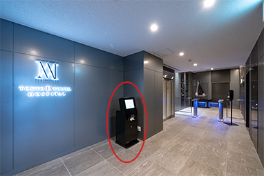 入口にある「QRコード発券機」でお手続きをお願いいたします。